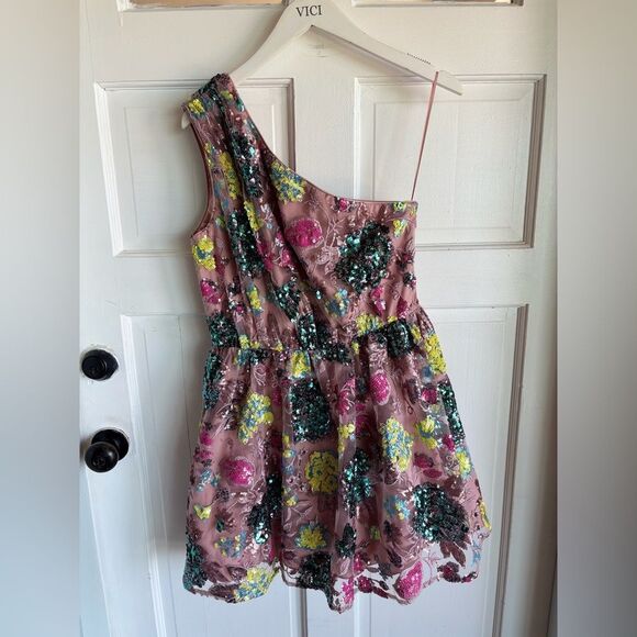 Nwt Delaney Dress
DRESS THE POPULATION  Floral Blush One-Shoulder Mini Dress - Picture 4 of 9